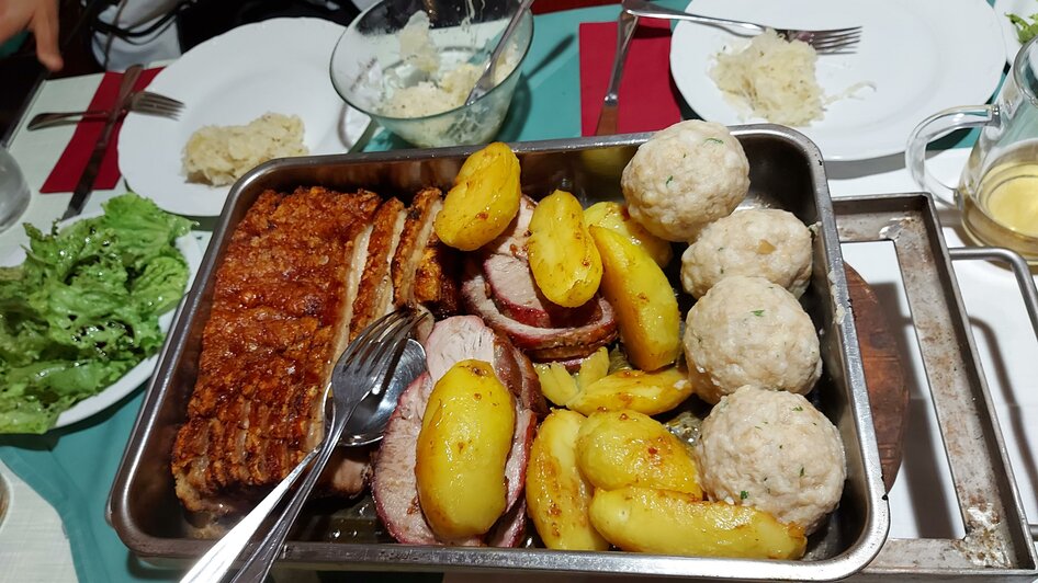 Schweinsbraten mit Knödel und Sauerkraut