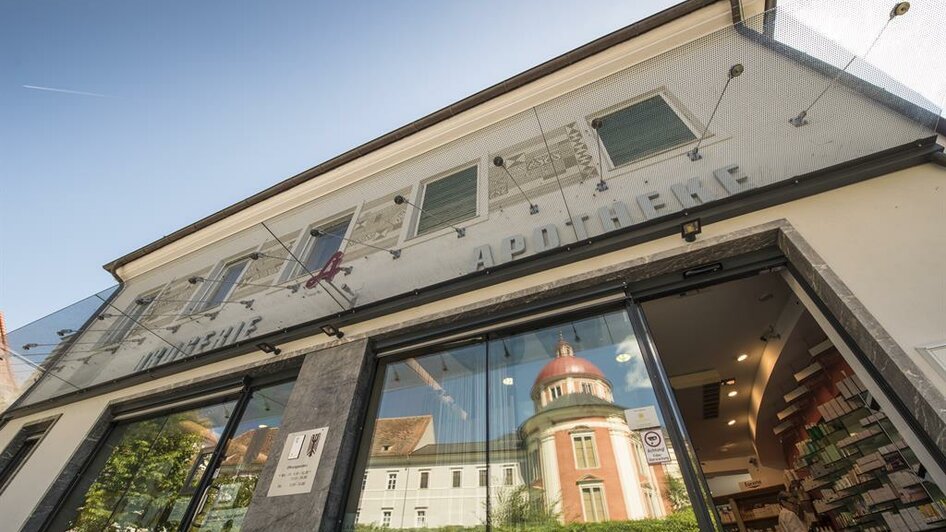 Apotheke Pöllau_Spiegelung außen_Oststeiermark | © Apotheke "Zum Schwarzen Adler"