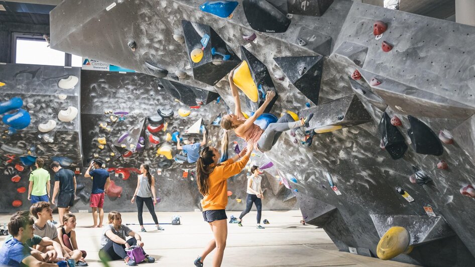 Bouldern im BLOC HOUSE Graz – Indoor-Kletterspaß