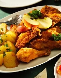 Knuspriges Backhendl | © Thermen- & Vulkanland | Werner Krug | © Thermen- & Vulkanland Knuspriges Backhendl | © Thermen- & Vulkanland | Werner Krug | © Thermen- & Vulkanland