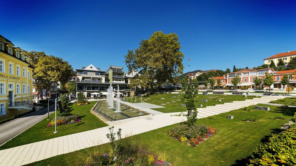 Villa Albrecht mit Wasserspielen und Hauptplatz | © TVB Thermen- & Vulkanland