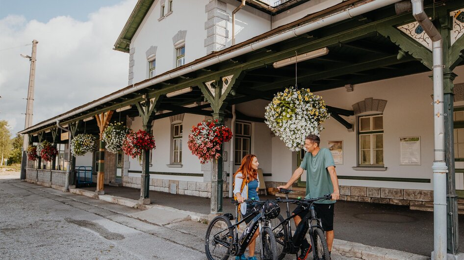 Warten auf die Mariazellerbahn. | © TV Hochsteiermark, nicoleseiser.at