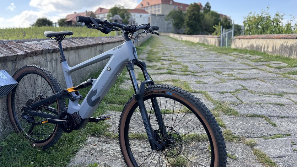 Explore the region around Riegersburg Castle by bike  | Philipp Pfingstl, Nico Bauer | © BauerBikes Erkunde die Region um die Riegersburg mit dem Rad | © BauerBikes