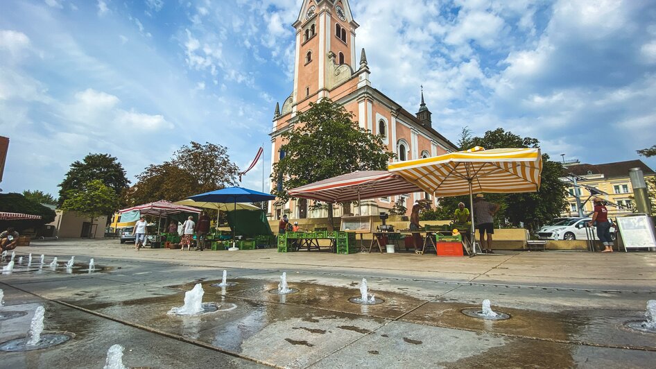 Bauernmarkt_Kirche_Oststeiermark | © Stadtgemeinde Gleisdorf_Tourismusverband Oststeiermark