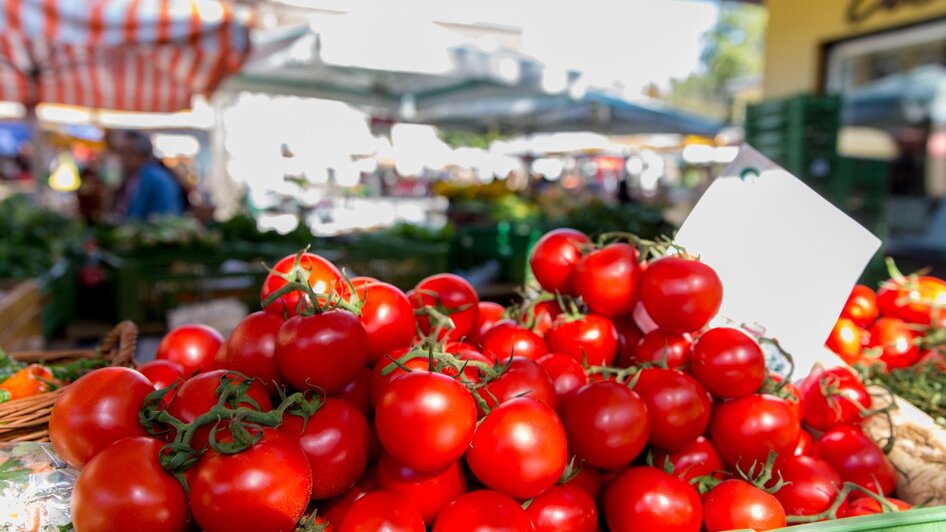 Bauernmarkt am Lendplatz - Frische Tomaten | © Graz Tourismus - Harry Schiffer
