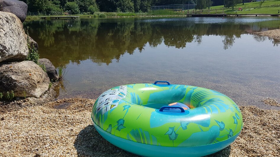 Hotel Gruber_Badeteich-Schwimmreifen_Oststeiermark | © Christine Schwetz