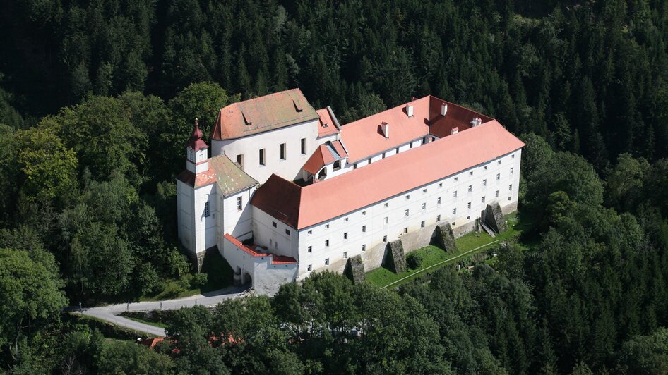 Aerial view of Festenburg Castle | Archiv Stift Vorau | © Burg Festenburg Luftaufnahme Burg Festenburg | © Burg Festenburg