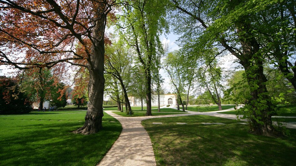 Spazierweg im Burggarten Graz im Frühling | © Graz Tourismus-Harry Schiffer