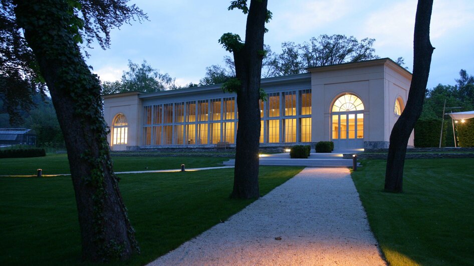 Abendstimmung bei der Orangerie im Burggarten Graz | © Graz Tourismus-Harry Schiffer