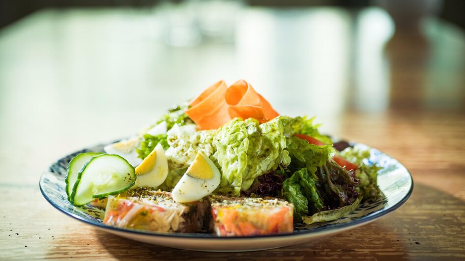 Frischer, bunter Salat mit Eiern und Gemüse | © Strobl Christa