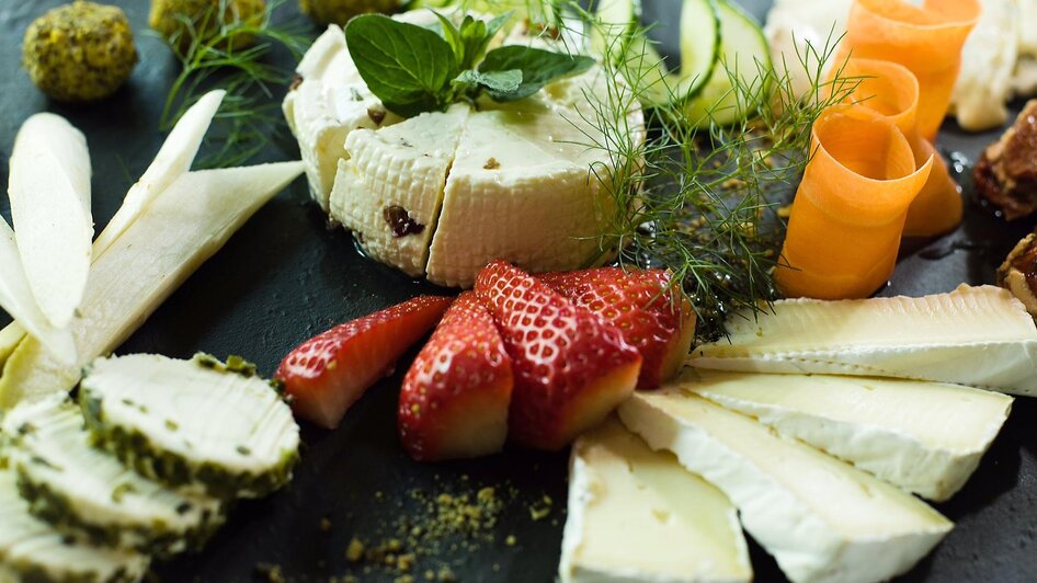 Feine Käseplatte mit frischen Früchten und Gemüse | © Strobl Christa
