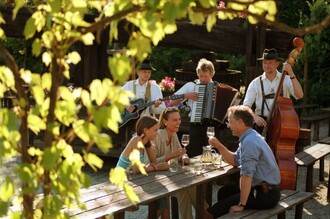 Buschenschank Ehrenhöfer_table_Eastern Styria | © Buschenschank Ehrenhöfer