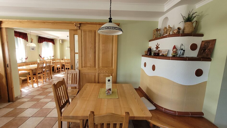 Innenbereich mit Kachelofen | © TV Südsteiermark - Irene Löschnig