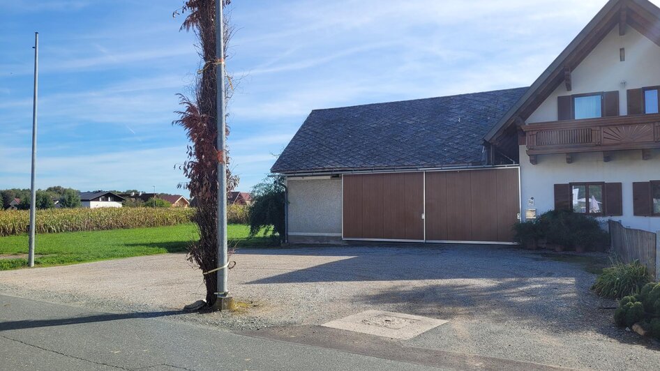 Vor dem Haus und extra Parkplatz gegenüber | © TV Südsteiermark - Irene Löschnig