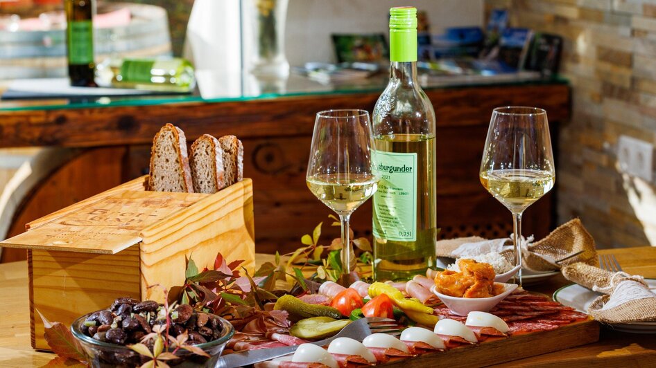 Buschenschank Zach Jause mit uriger Brotdose | © TV Region Graz-Harry Schiffer Buschenschank Zach Jause mit uriger Brotdose | © TV Region Graz-Harry Schiffer