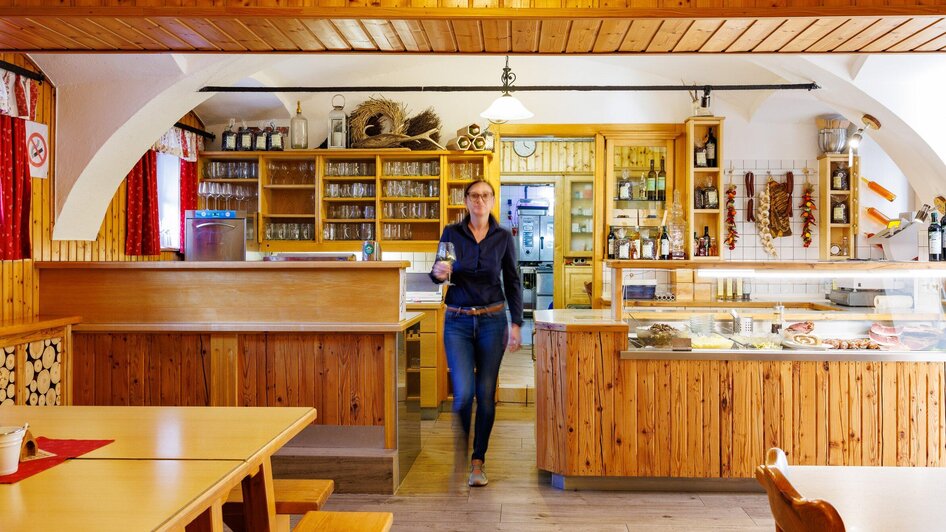 Buschenschank Zach Personal in der Theke | © TV Region Graz-Harry Schiffer Buschenschank Zach Personal in der Theke | © TV Region Graz-Harry Schiffer