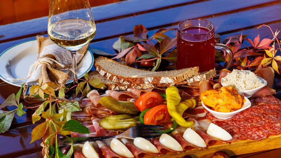 Buschenschank Zach Jause mit Wein & Sturm | © TV Region Graz-Harry Schiffer Buschenschank Zach Jause mit Wein & Sturm | © TV Region Graz-Harry Schiffer