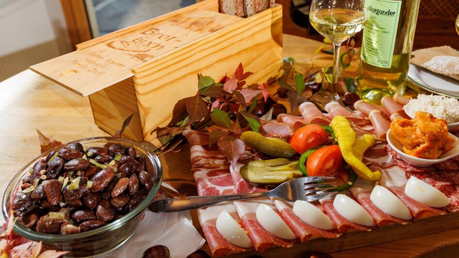 Buschenschank Zach Jause mit Käferbohnensalat | © TV Region Graz-Harry Schiffer Buschenschank Zach Jause mit Käferbohnensalat | © TV Region Graz-Harry Schiffer