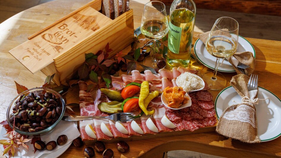 Buschenschank Zach Jause mit Wein | © TV Region Graz-Harry Schiffer Buschenschank Zach Jause mit Wein | © TV Region Graz-Harry Schiffer