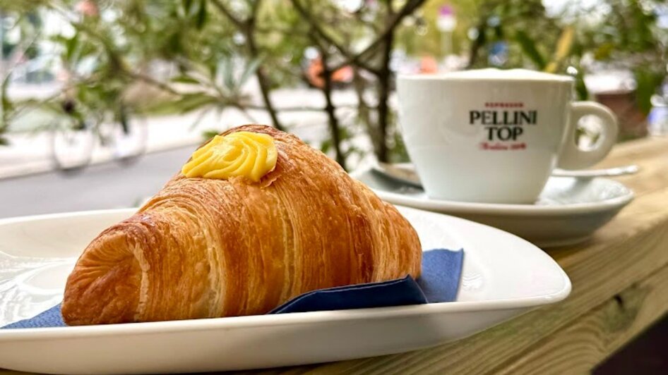 Café Caramello - Croissant und Kaffee | © Café Caramello