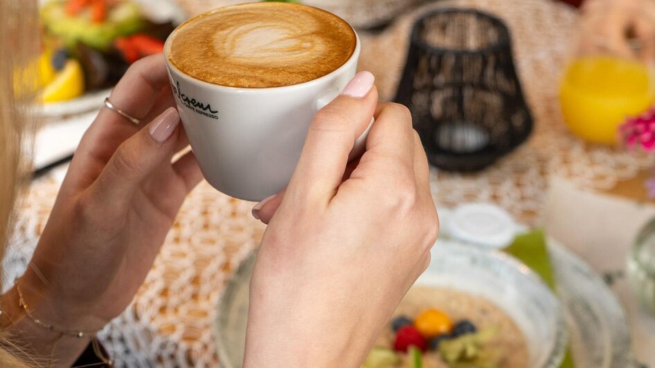 Kaffeegenuss im Café DER HIRSCH | Tobias Sudi | © Tobias Sudi Kaffeegenuss im Café DER HIRSCH | © Tobias Sudi