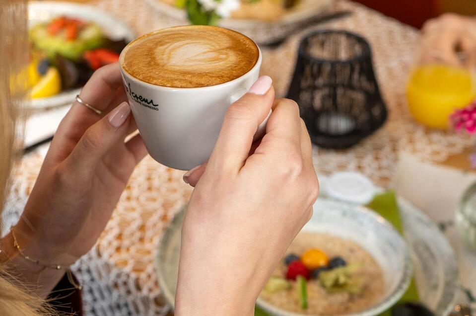 Kaffeegenuss im Café DER HIRSCH | Tobias Sudi | © Tobias Sudi Café DER HIRSCH - Impression #1 | © Tobias Sudi