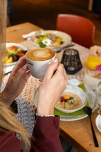 Kaffeegenuss im Café DER HIRSCH | © Tobias Sudi