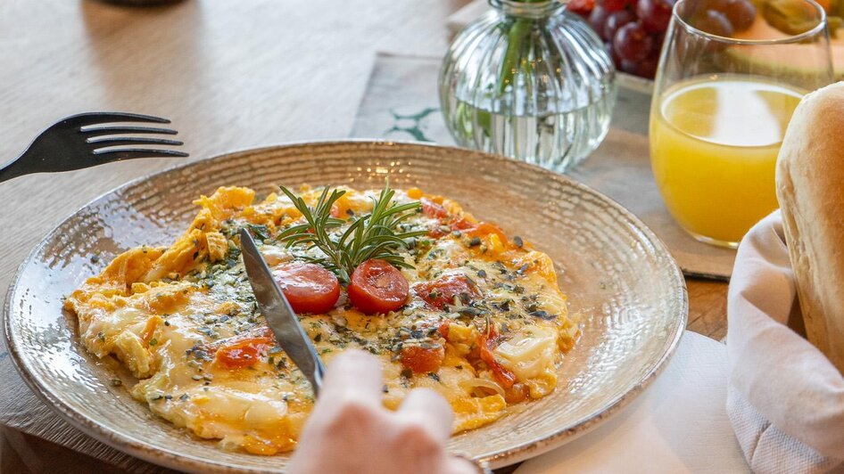 Frühstücken im Café DER HIRSCH | Tobias Sudi | © Tobias Sudi Frühstücken im Café DER HIRSCH | © Tobias Sudi