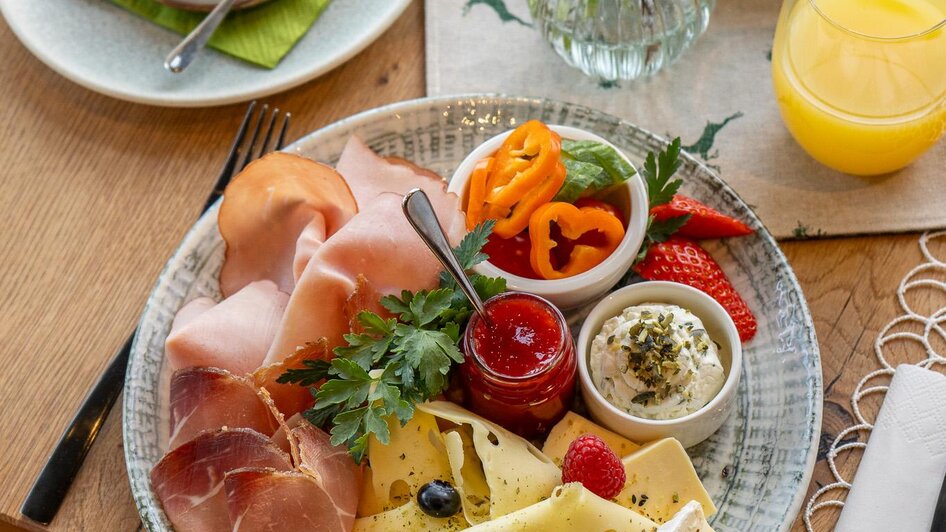 Frühstück im Café DER HIRSCH | Tobias Sudi | © Tobias Sudi Frühstück im Café DER HIRSCH | © Tobias Sudi