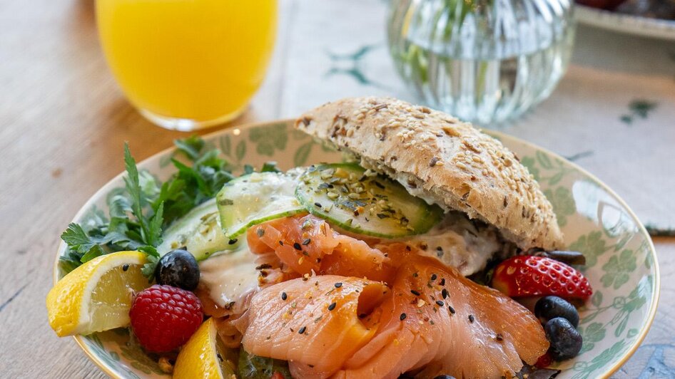 Frühstückskreation im Café DER HIRSCH | Tobias Sudi | © Tobias Sudi Frühstückskreation im Café DER HIRSCH | © Tobias Sudi