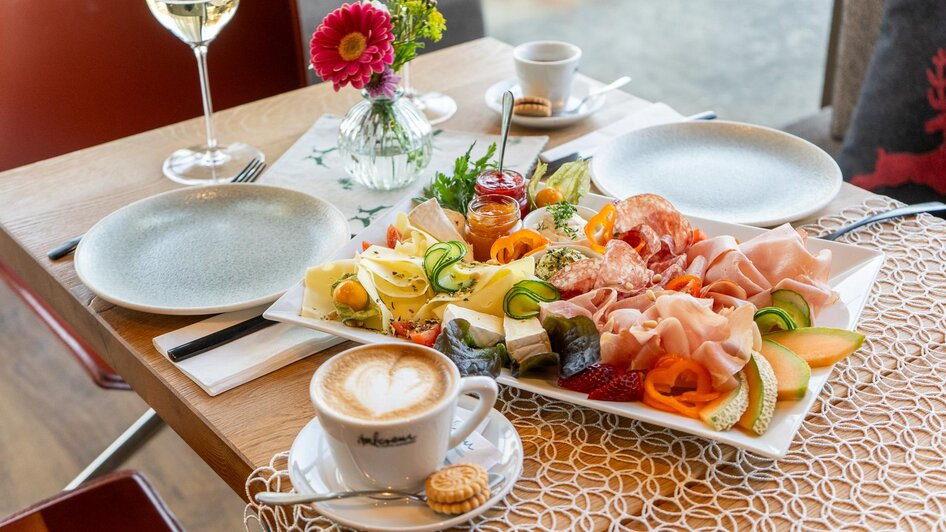 Frühstück für Zwei im Café DER HIRSCH | Tobias Sudi | © Tobias Sudi Frühstück für Zwei im Café DER HIRSCH | © Tobias Sudi