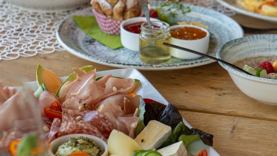 Frühstückskreationen im Café DER HIRSCH | Tobias Sudi | © Tobias Sudi Frühstückskreationen im Café DER HIRSCH | © Tobias Sudi