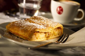 Kaffee und Apfelstrudel | © Thermen- & Vulkanland