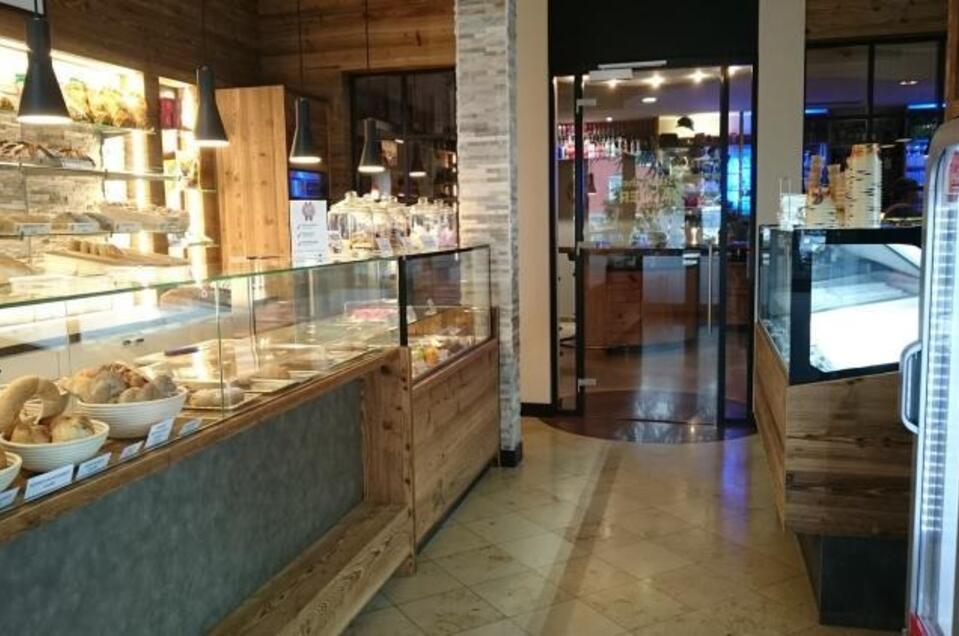 Vitrine | © Bäckerei Kranich Café der Bäckerei Kranich in St. Peter/O. - Impression #1 | © Bäckerei Kranich