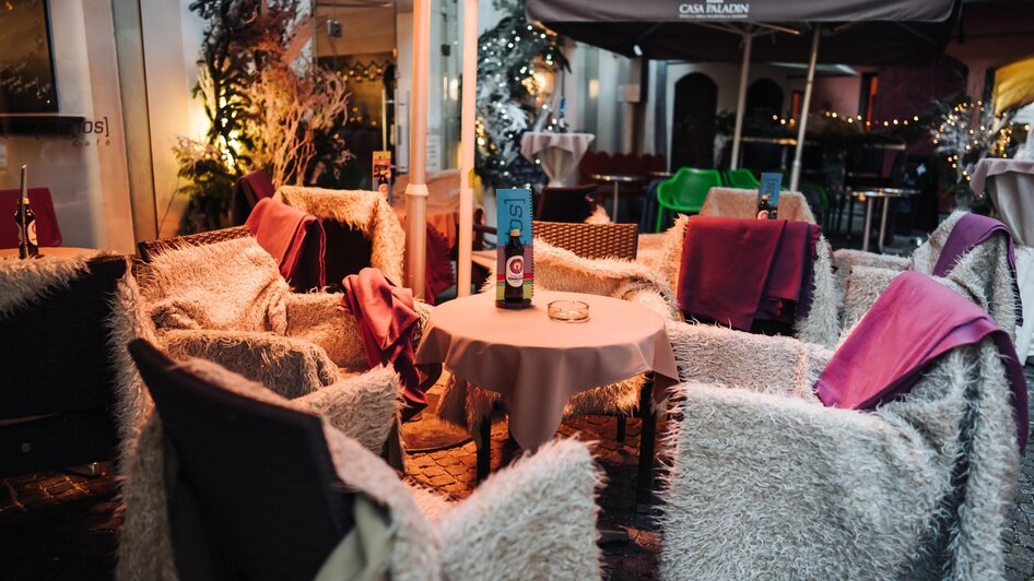 Café Zeitlos - Gemütliche Terrasse mit Heizstrahle | © Café Zeitlos