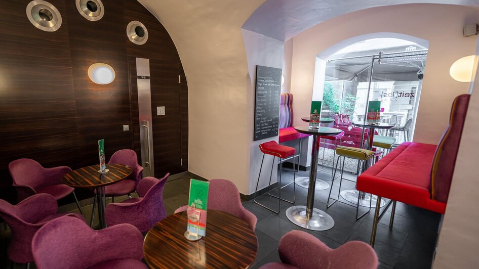 Café Zeitlos - Modernes Interieur mit gemütlichen | © Café Zeitlos