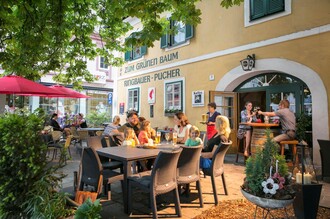 Gastgarten vom Café "Zum grünen Baum" in Friedberg | © Café Zum grünen Baum