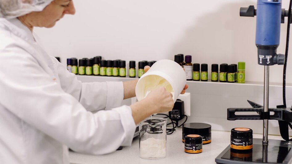 Herstellung der Naturkosmetik in Deutschlandsberg | © Christophorus Apotheke