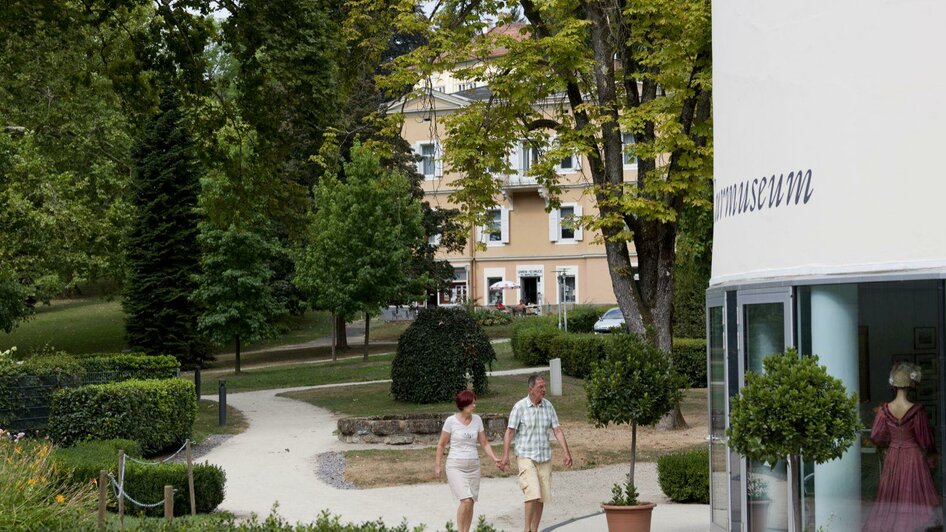 Mitten im Kurpark liegt das Curmuseum | © TVB Thermen- & Vulkanland