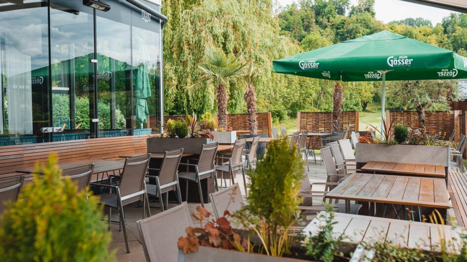 Das Franz - Terrasse mit Blick ins Grüne | © Das Franz