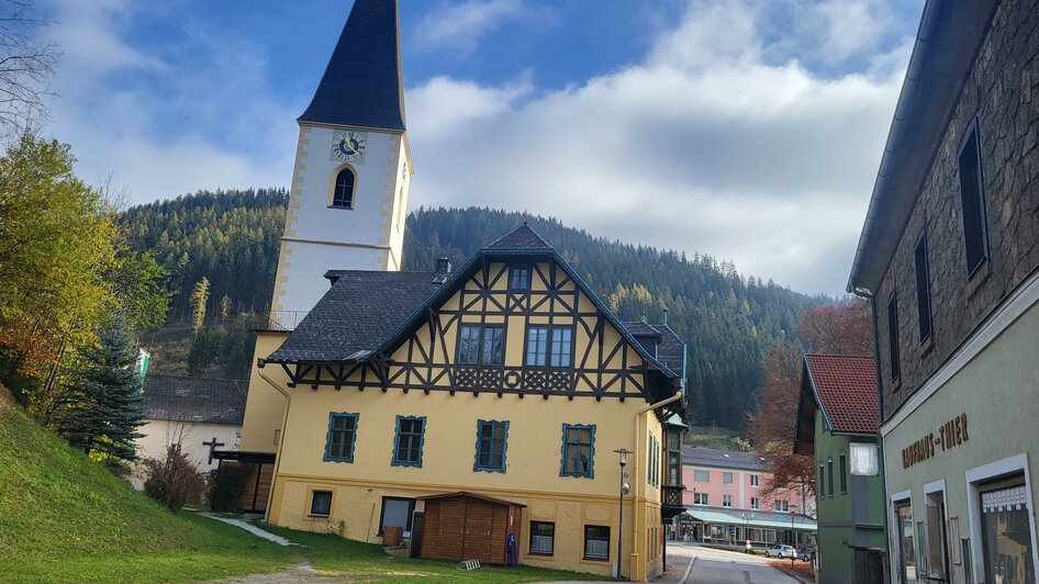 Kirche und Schenghaus | © TV Hochsteiermark