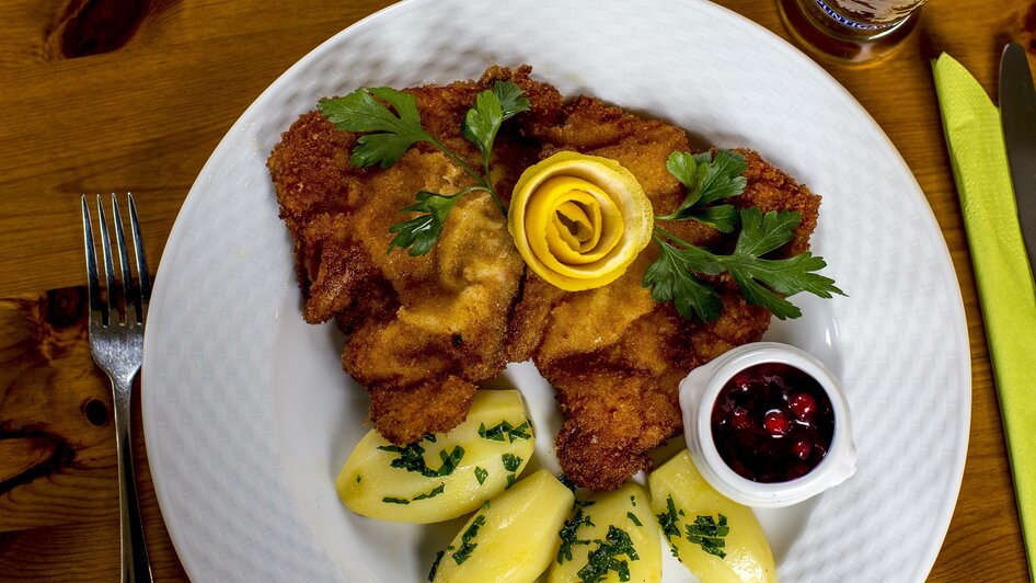 Wiener Schnitzel mit Petersilienkartoffeln | © Ikarus / Region Murau