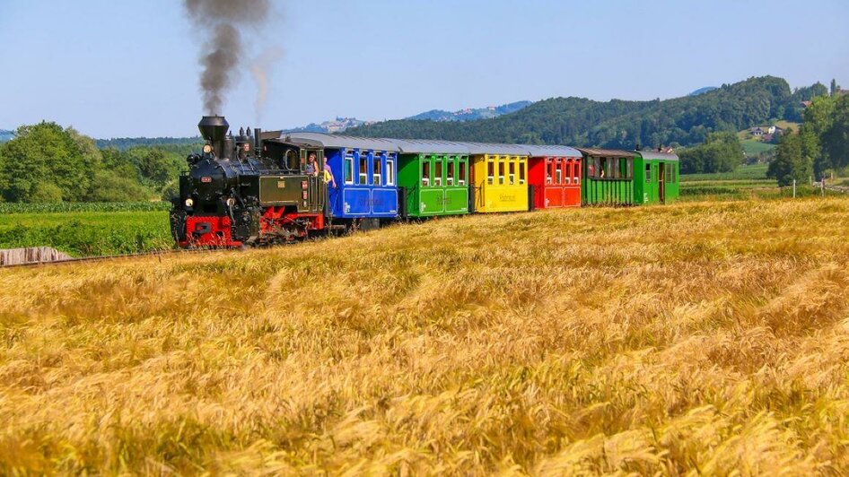 Bunte Zugsgarnitur dampft durch das Schilcherland | © Karl-Heinz Ferk