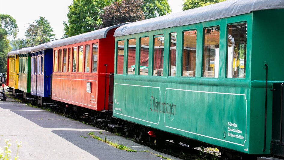 farbenfrohe Waggon beim Stainzer Flascherlzug | © Foto Augenblick