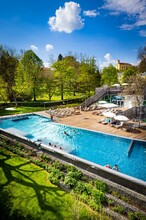 Außenbecken mitten im Kurpark Bad Gleichenberg | © Die Therme der Ruhe Bad Gleichenberg