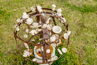 World in hands_Metal ball_Eastern Styria | © Tourismusverband Oststeiermark