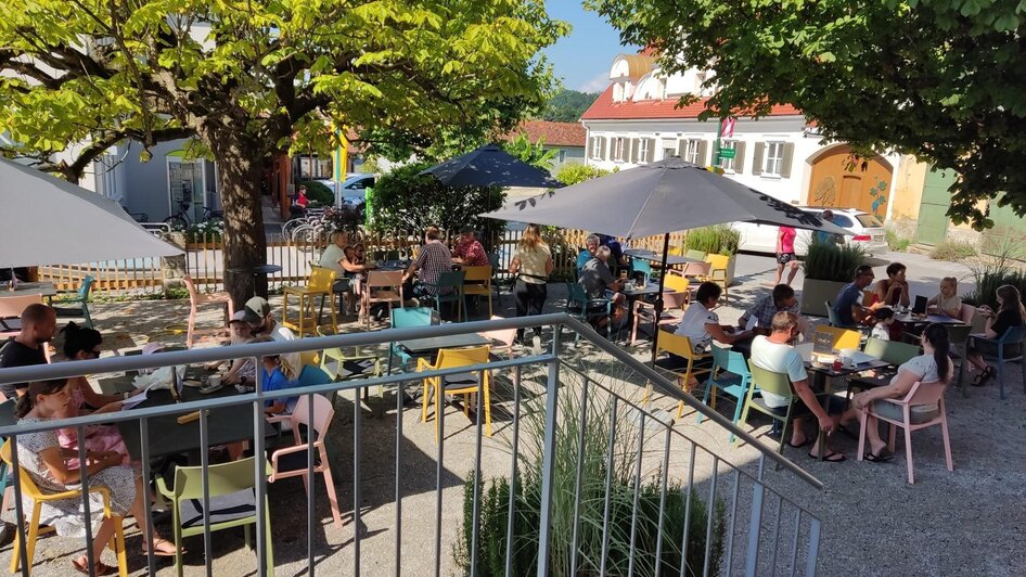 Dorf Cafe_ Gastgarten_Oststeiermark | © Familie Hofer