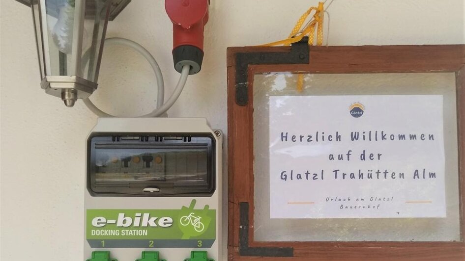 E-Bike Ladestation auf der Glatzl Trahütten Alm | © Glatzl Trahütten Alm