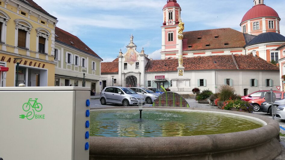 E-Bike-Ladestation_Hauptplatz Pöllau_Oststeiermark | © Tourismusverband Oststeiermark