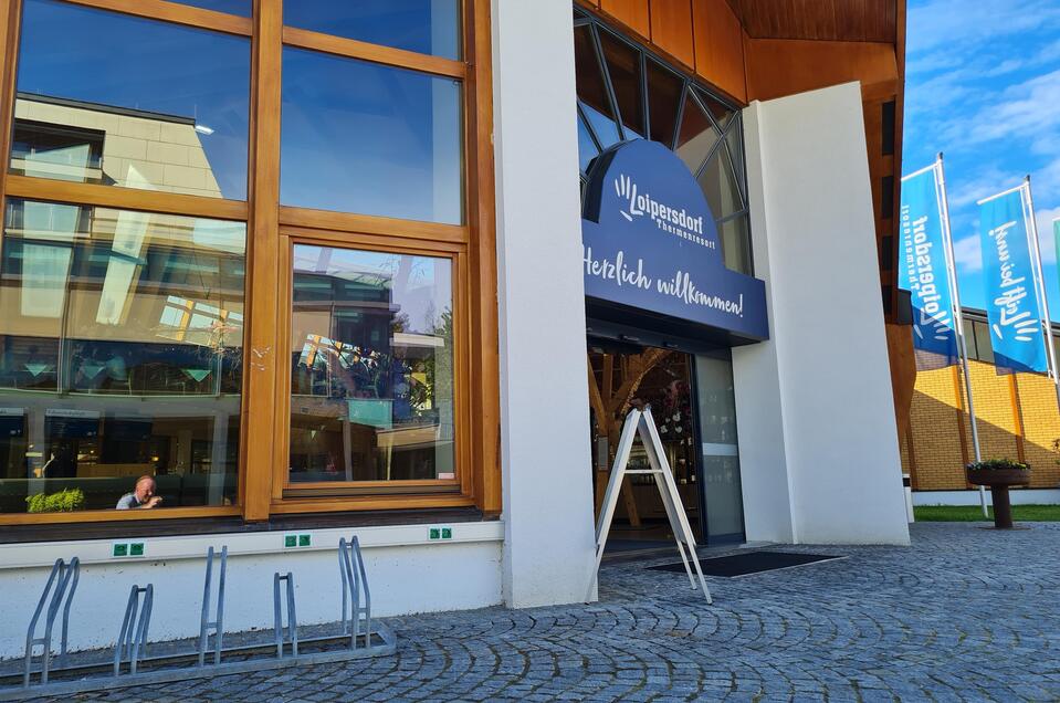 E-bike charging station in front of the spa | © Thermen- & Vulkanland E-Bike charging station Therme Loipersdorf - Impression #1 | © Thermen- & Vulkanland